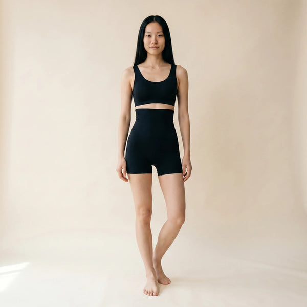 Panty moldeador de talle alto de mujer — vista frontal, modelo sin costuras a medio muslo antirozaduras
