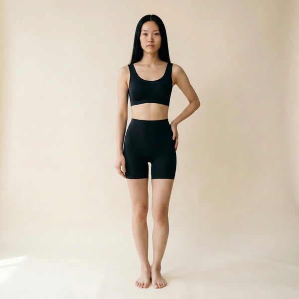 Panty moldeador invisible de mujer — vista frontal, short negro sin costuras a medio muslo, talle alto sin marcas