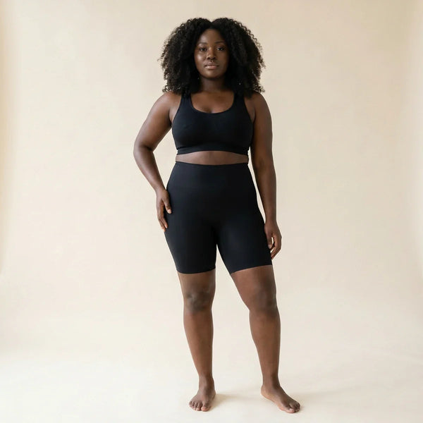 Short moldeador invisible de mujer — vista frontal, boyshort negro sin costuras de talle alto, sin marcas