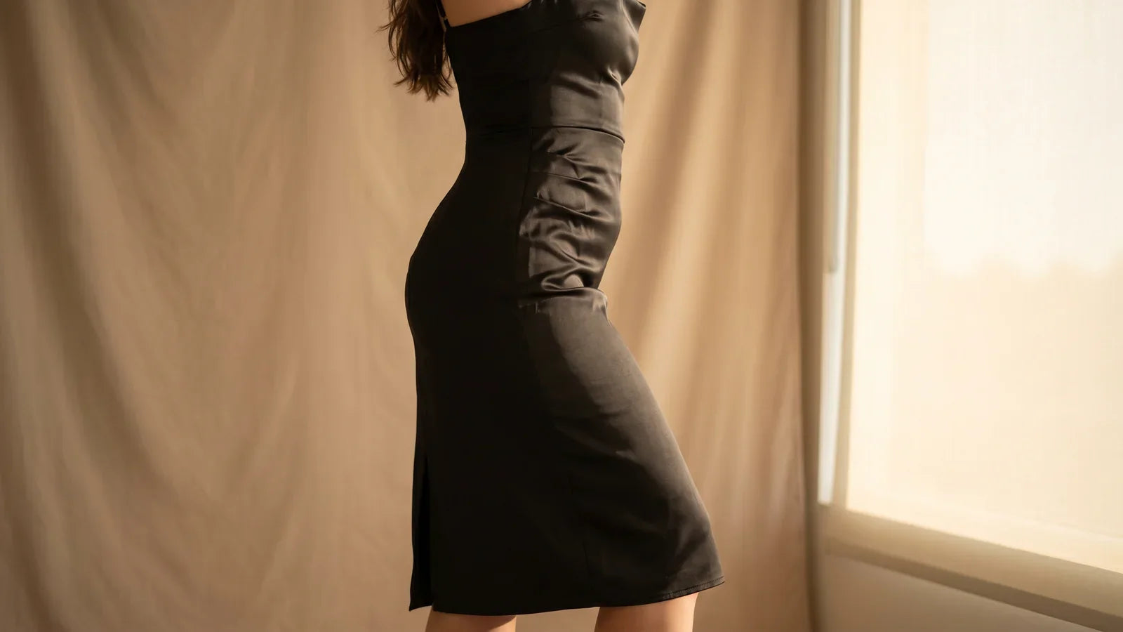 Silhouette élégante en robe satin noire — shapewear Elya ventre plat