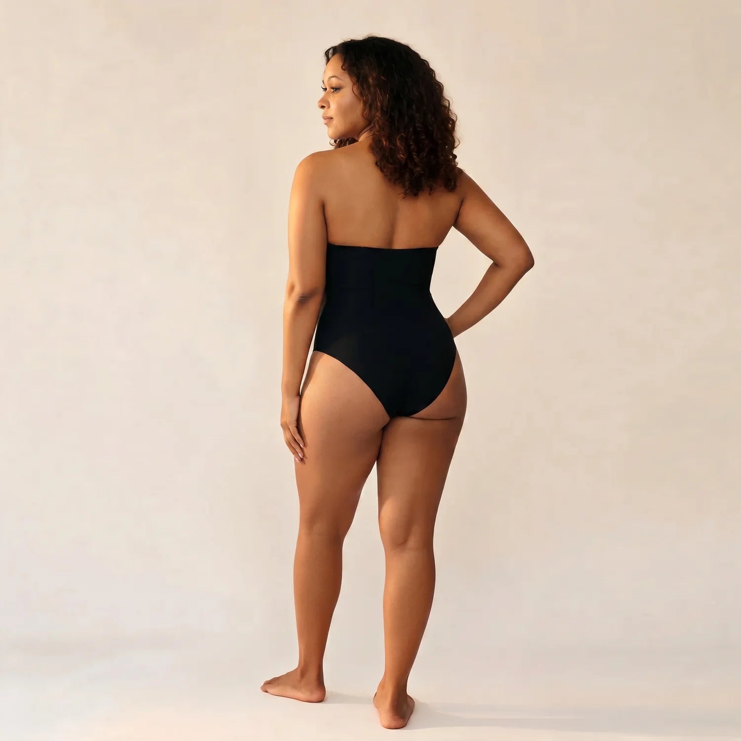 Body bustier gainant — vue de dos, coupe sans bretelles invisible sous robe décolletée