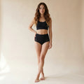 Culotte gainante invisible femme — vue de face, bord laser sans démarcation sous robe ajustée