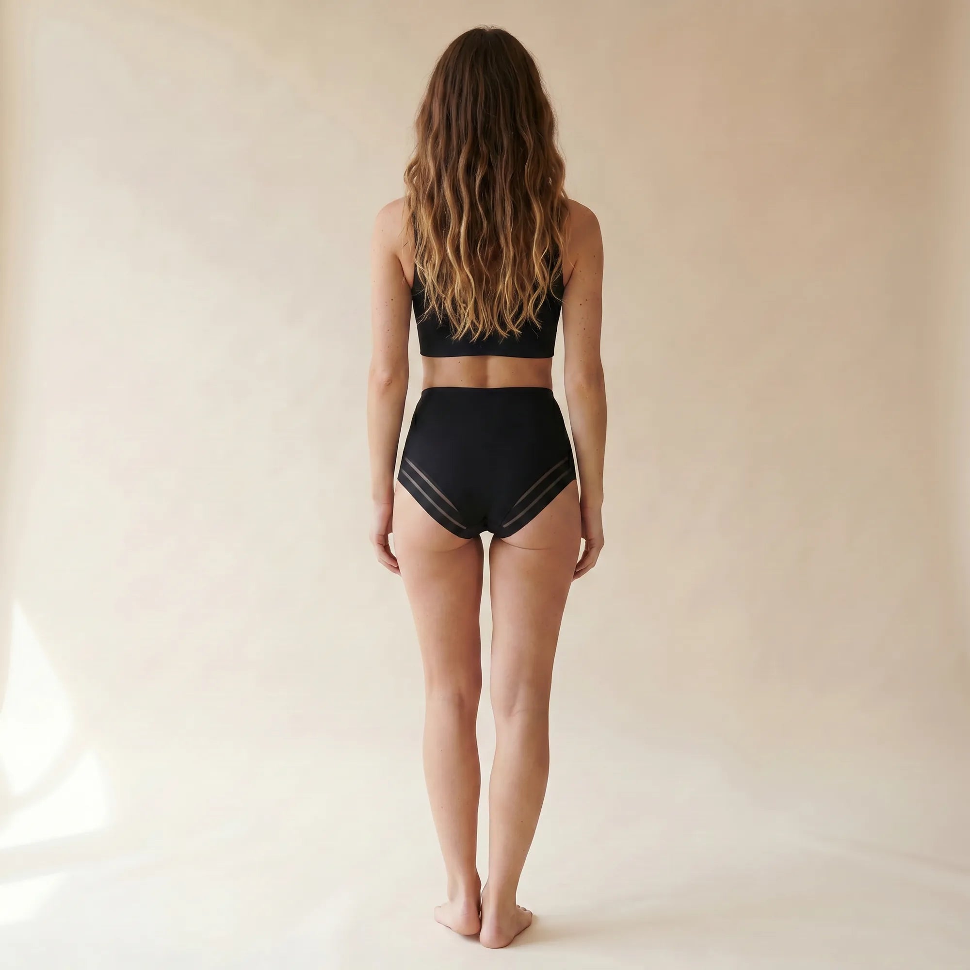 Culotte gainante invisible — vue de dos, bandes mesh discrètes ventre plat