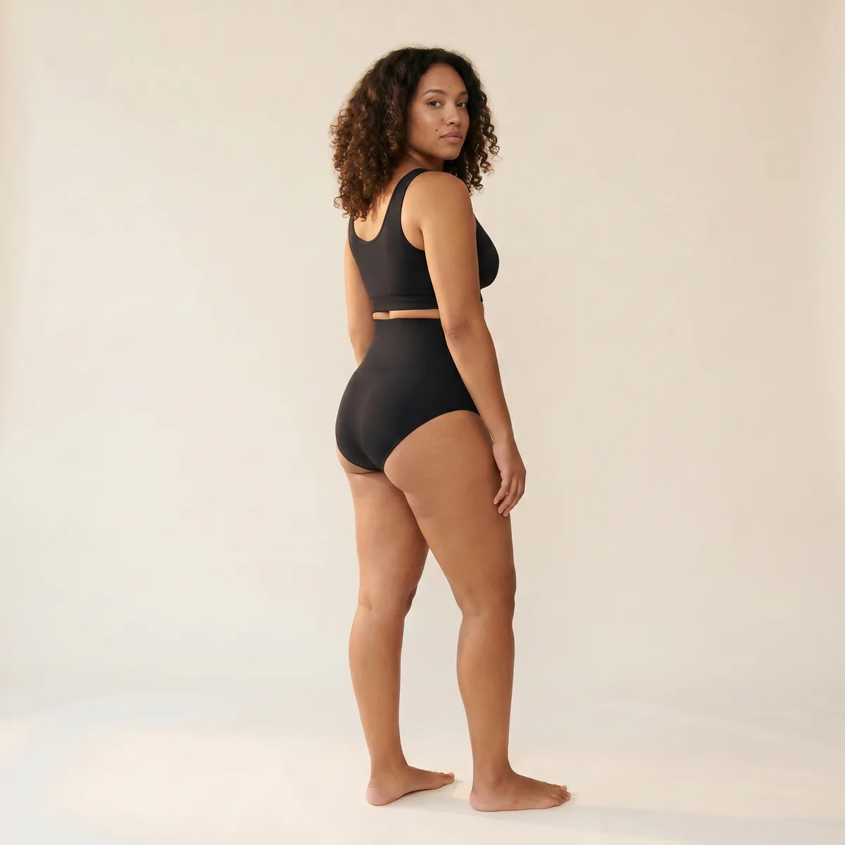 Culotte gainante taille haute noir, vue de profil