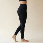 Legging amincissant noir Elya vue de profil — taille haute gainante, jambe affinée seconde peau