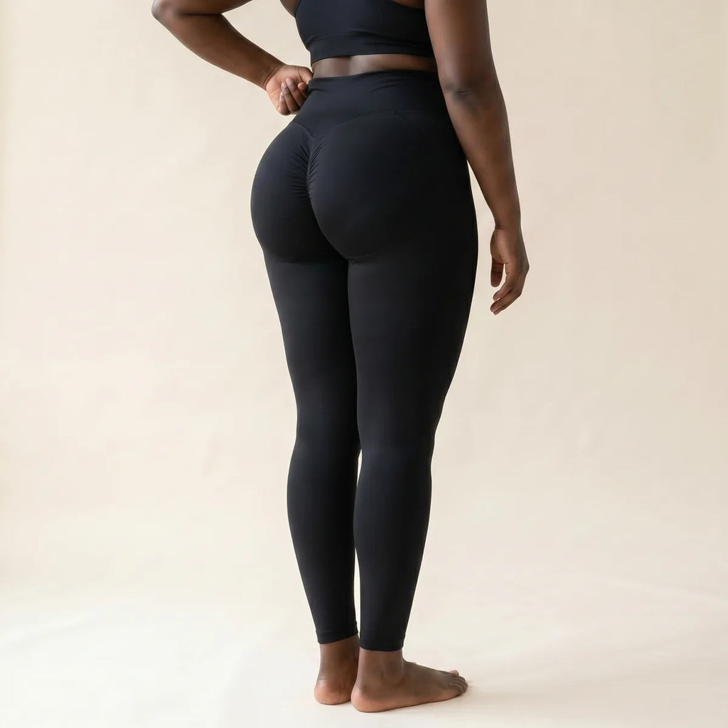 Legging push up gainant noir Elya vue de dos trois-quarts — galbe fessier et jambe affinée