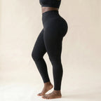 Legging push up noir Elya vue de profil — courbe fessier et taille haute seconde peau
