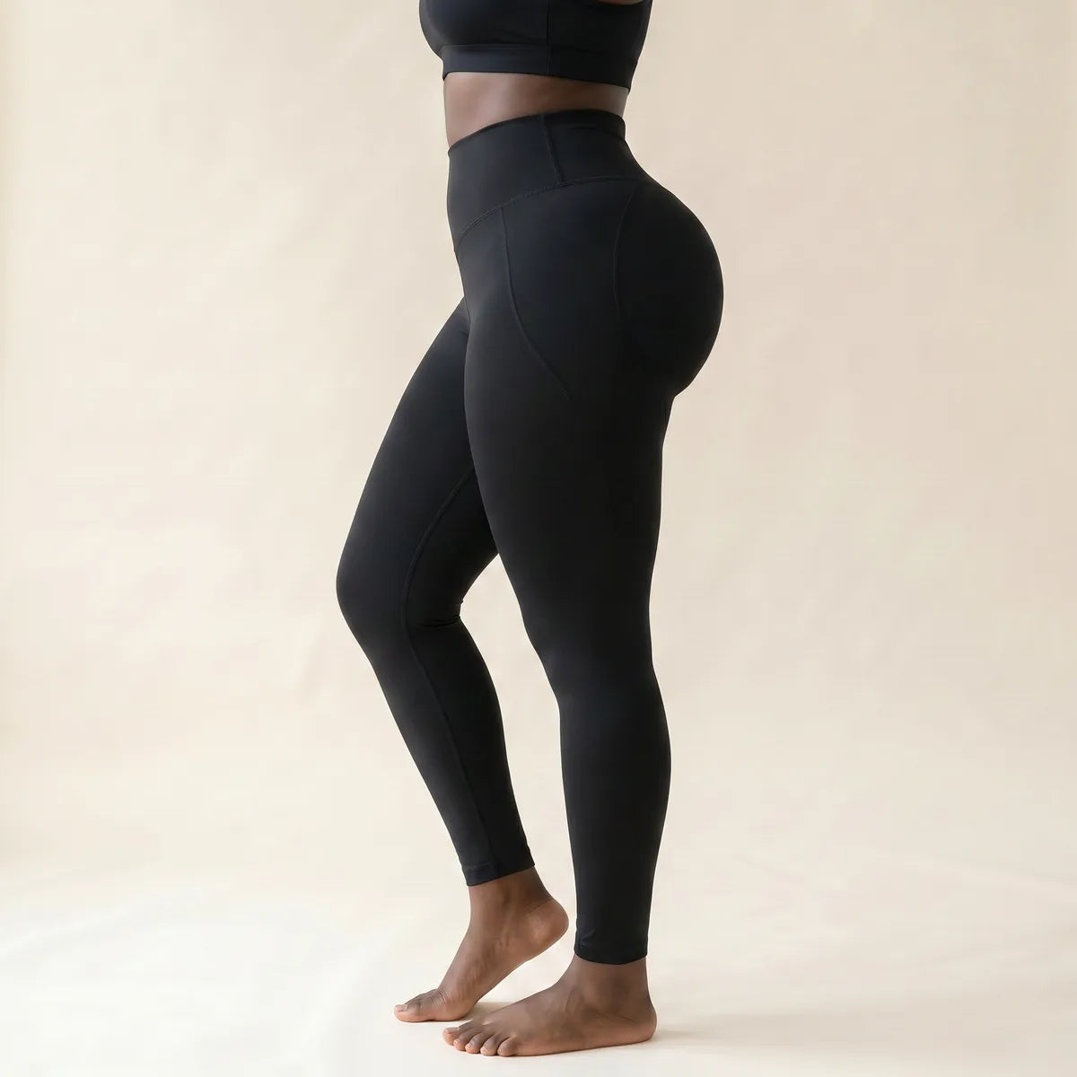 Legging push up noir Elya vue de profil — courbe fessier et taille haute seconde peau