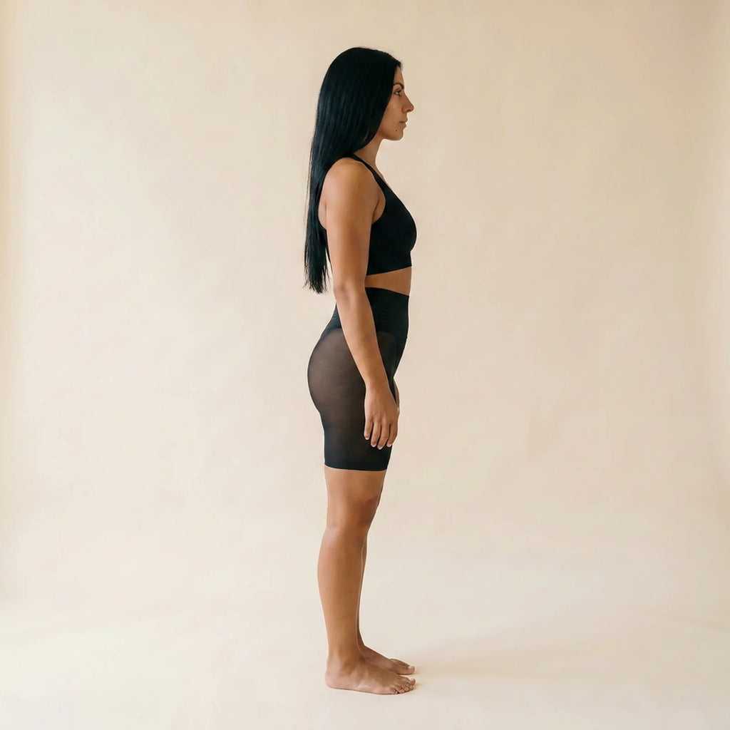 Panty anti-frottement noir de profil, coupe mi-cuisse contre les frottements