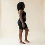 Shorty gainant invisible — vue de profil, silhouette galbée et ventre lissé, invisible sous les vêtements